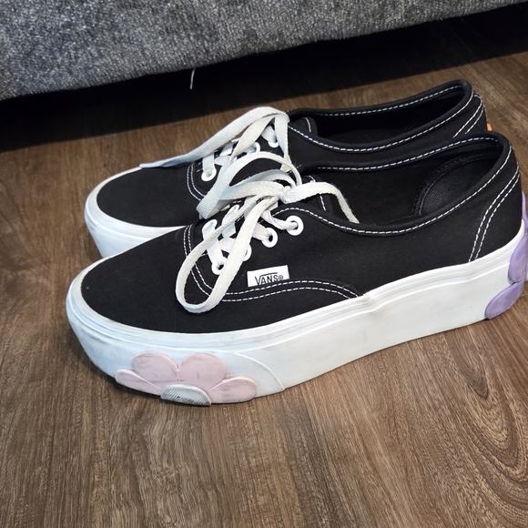 Vans Black Sneakers with Classic White Sole and Red Accent - Picture 2 of 8